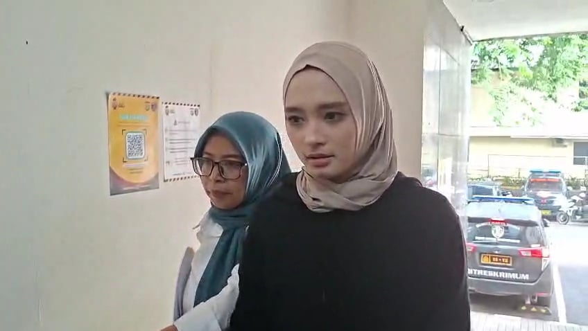 Inara Rusli Datangi Polda Metro Jaya untuk Cabut Laporan