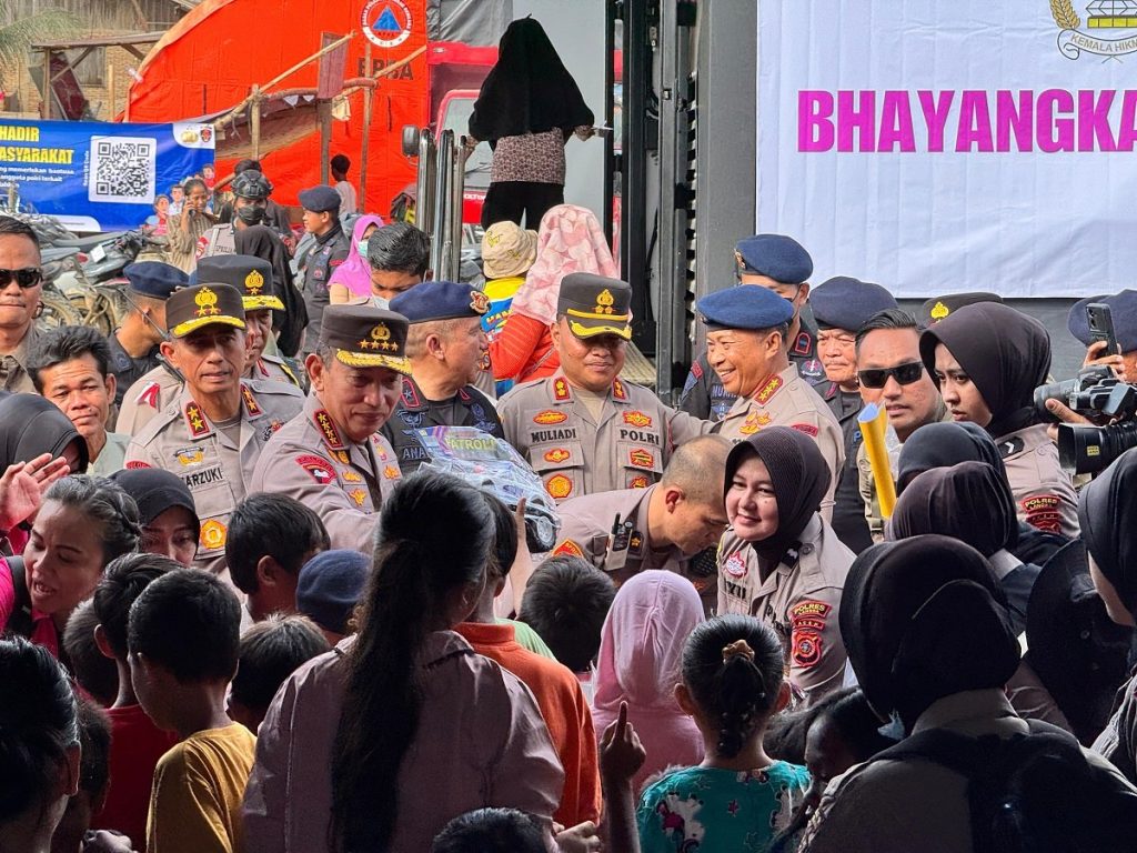 Kapolri Tinjau Pengungsian di Aceh Tamiang