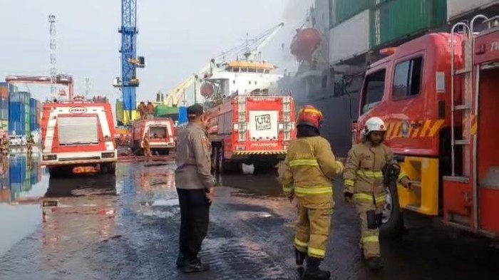 Kapal Kontainer Terbakar di Pelabuhan Tanjung Perak Surabaya