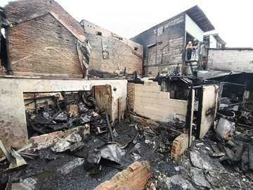 Kebakaran Tiga Rumah di Grogol Sempat Hentikan KRL Lintas Tangerang