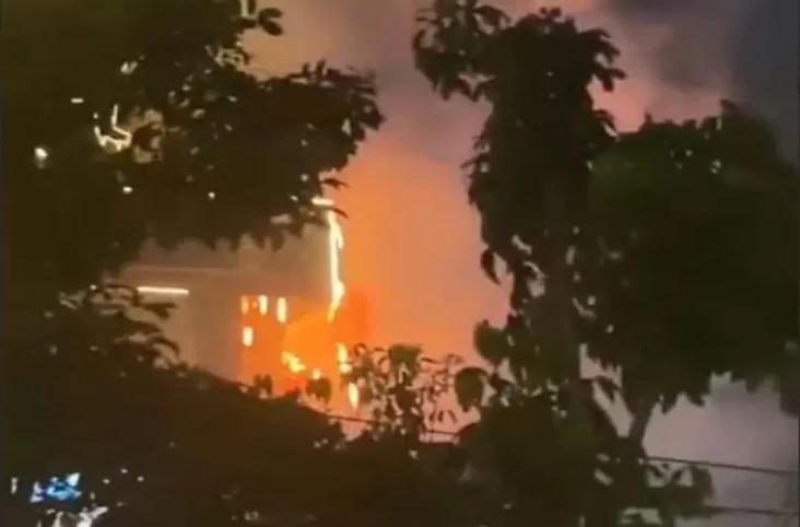 Papan Reklame di Mal Sarinah Terbakar, Api Berhasil Dikendalikan