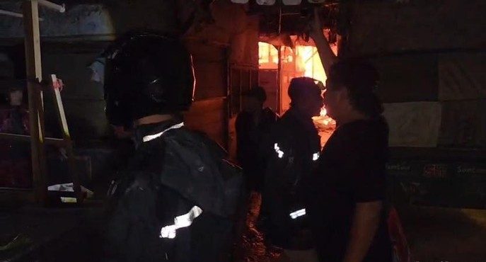 Kebakaran Pasar Lemahabang Hanguskan Puluhan Kios di Tengah Hujan