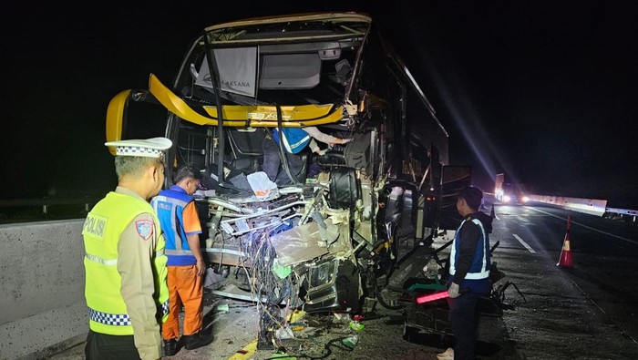 Tabrakan Bus di Tol Batang–Semarang, Satu Penumpang Meninggal