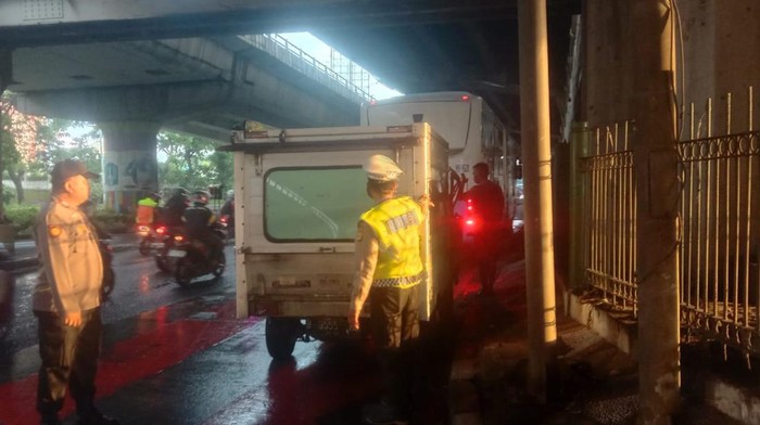 Mobil Boks Tabrak Bus Transjakarta di Cempaka Putih