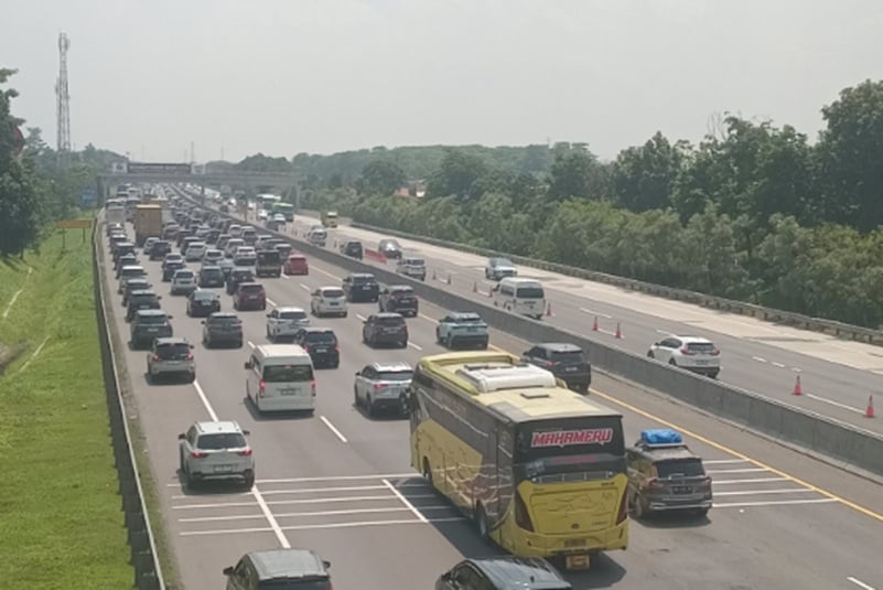 Dump Truck Gangguan, Lalu Lintas Tol Jakarta–Cikampek Tersendat