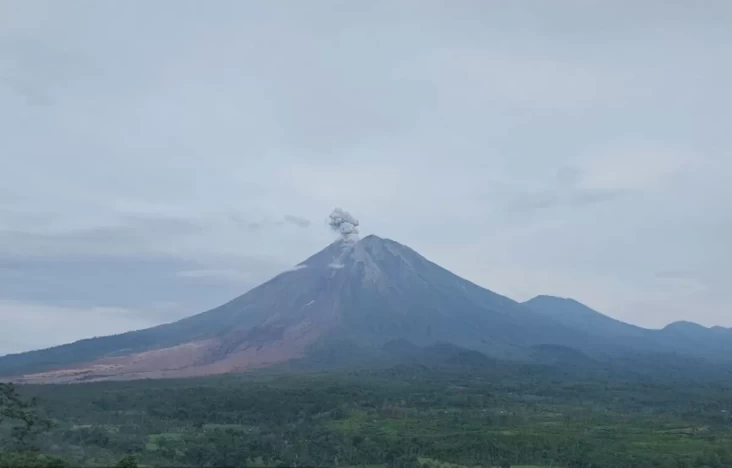Gunung Semeru Erupsi Tiga Kali Pagi Ini, Abu Capai 900 Meter