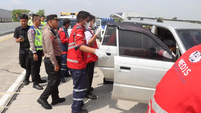 Empat Orang Ditemukan Tewas dalam Mobil di Tol Tegal