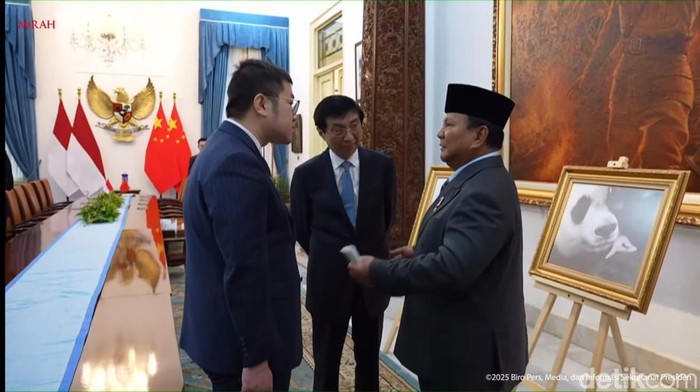 Prabowo Tunjukkan Foto Bayi Panda ke Ketua MPR China