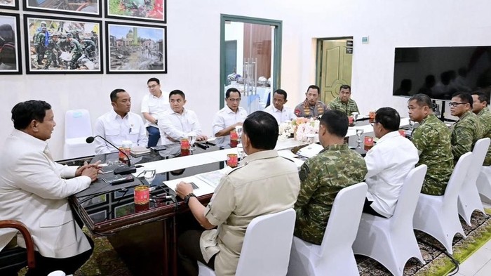 Prabowo Pimpin Rapat Tertutup di Sumbar Bahas Pemulihan Bencana