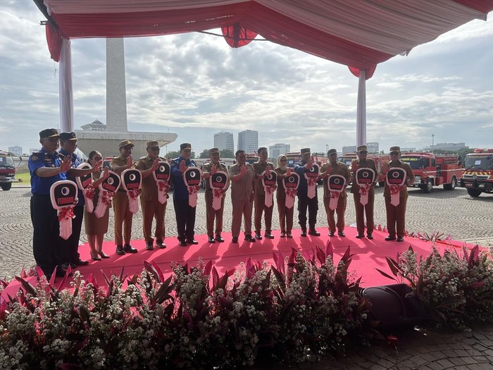 Pramono Serahkan Hibah Mobil Damkar ke 14 Daerah