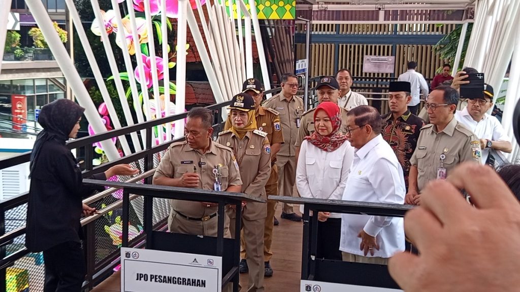 Pramono Resmikan Dua JPO Baru di Jakarta Barat dan Timur