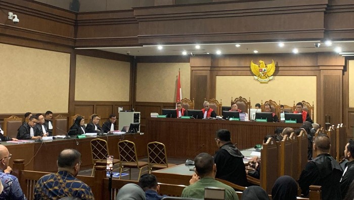 Sidang Dakwaan Nadiem Makarim Ditunda karena Alasan Kesehatan