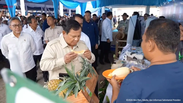 Jelang Deklarasi Swasembada Beras, Prabowo Cicip Buah dan Susu di Karawang