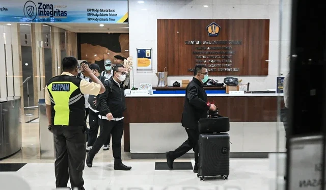 KPK Geledah KPP Madya Jakut, Angkut Sejumlah Koper dan Tas