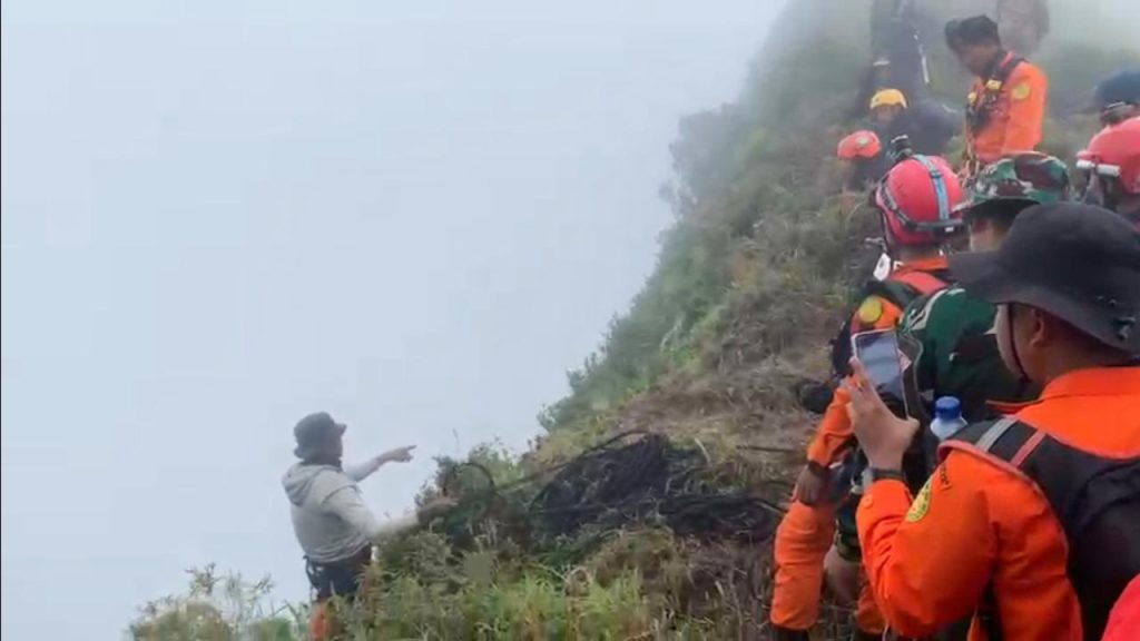 Evakuasi Korban ATR 42-500 Dimulai, Tim SAR Susuri Jurang Bulusaraung