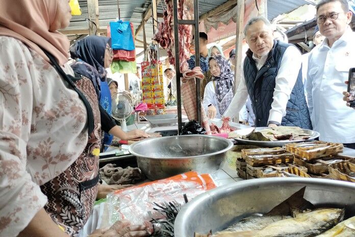 Zulhas Pantau Harga Pangan di Pasar Simongan, Sejumlah Komoditas Turun