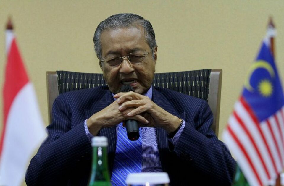 Mahathir Mohamad Dilarikan ke Rumah Sakit Usai Terjatuh