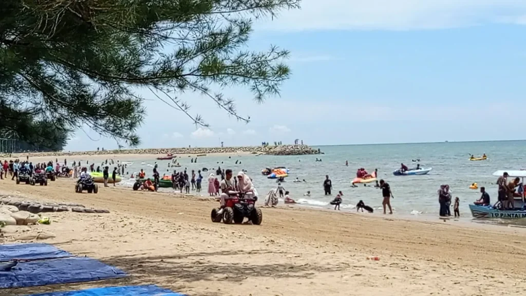 Awal 2026, Pantai Manggar Balikpapan Diserbu 10.000 Wisatawan
