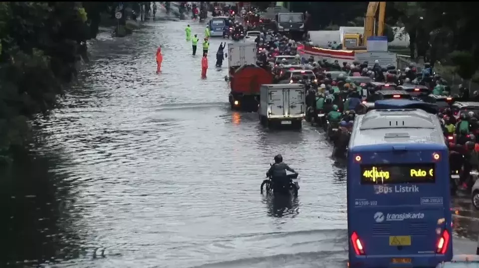 Hujan Deras Picu Banjir di Jalan DI Panjaitan Jaktim