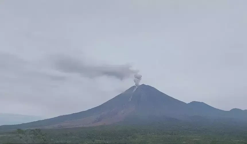 Gunung Semeru Erupsi Berulang, Kolom Abu Capai 800 Meter