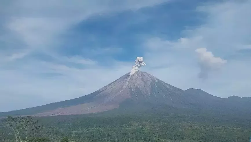 Gunung Semeru Erupsi 8 Kali hingga Pagi Ini, Status Masih Siaga