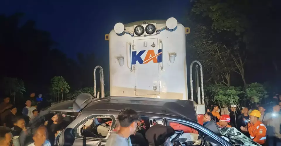 Kereta Api Tabrak Avanza di Tebing Tinggi, 8 Orang Tewas