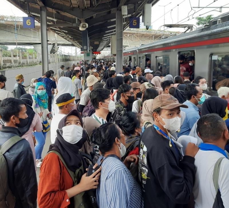 KRL Rangkasbitung–Tanah Abang Tersendat, Penumpang Padati Stasiun Rawa Buntu