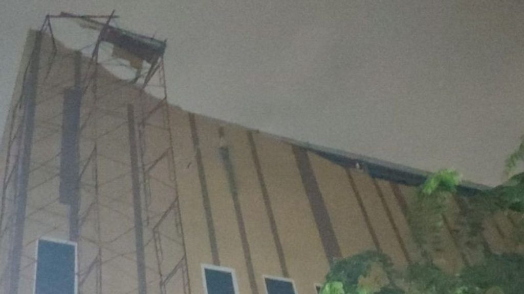 Hujan dan Angin Kencang Sebabkan Atap GOR Serdang Ambruk