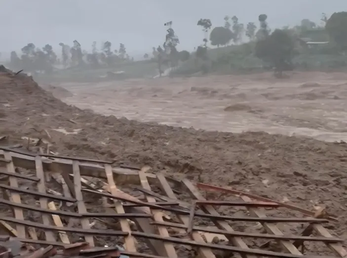Longsor Dini Hari Terjang Permukiman Warga di Bandung Barat