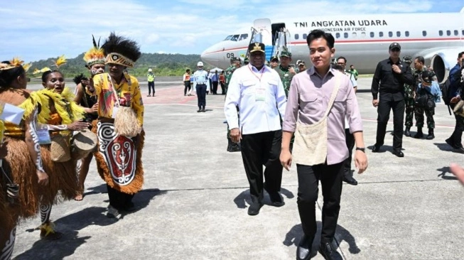 Kenakan Noken, Wapres Gibran Tiba di Biak Numfor