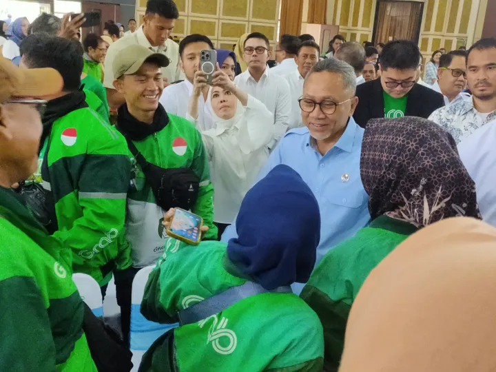 Menko Zulhas Hadiri Pembagian Sembako untuk Pengemudi Ojol