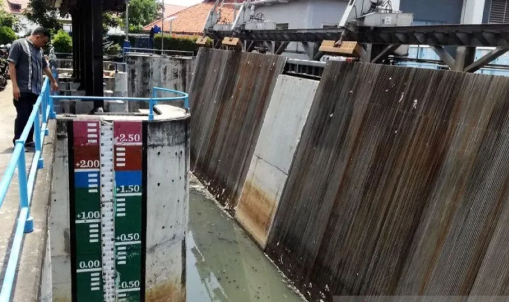 Ketinggian Air Capai 205 Cm, Pintu Air Pasar Ikan Siaga 2