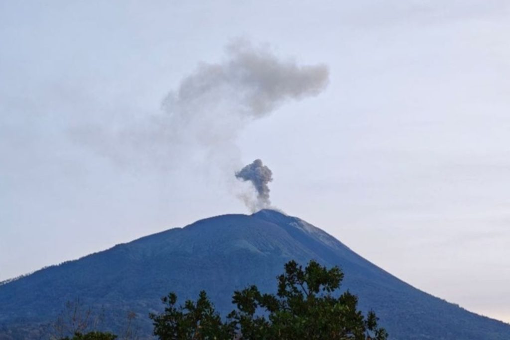 Gunung Ili Lewotolok Meletus, Warga Diimbau Tetap Tenang