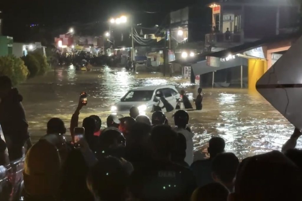 Mobil Nyaris Terseret Banjir Bandang di Landak