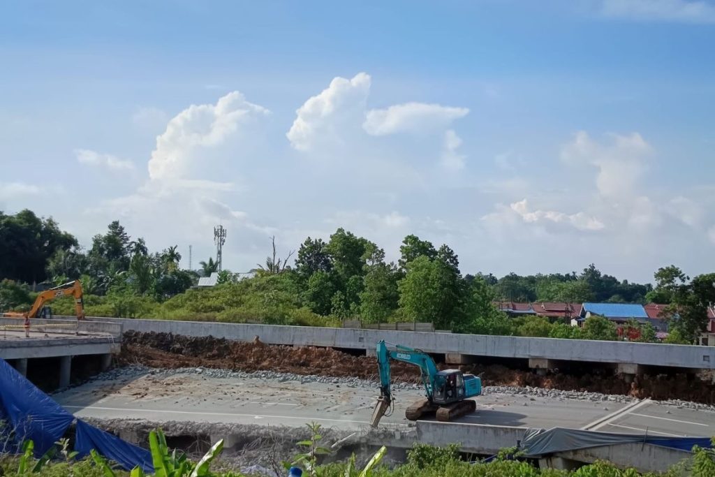 Jalan Tol Menuju IKN di Balikpapan Patah Usai Hujan Deras