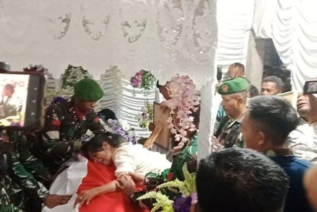 Jenazah Kopda Satria Tiba di Kupang, Tangis Keluarga Pecah