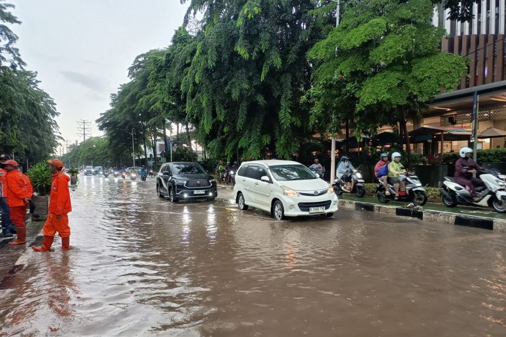 Hujan Deras Sejak Pagi, Sejumlah Ruas Jalan Jakarta Terendam