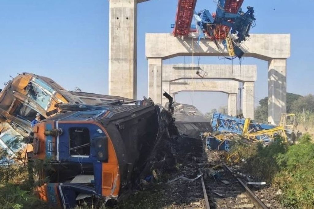 Crane Proyek Ambruk Timpa Kereta Api di Thailand, 22 Tewas