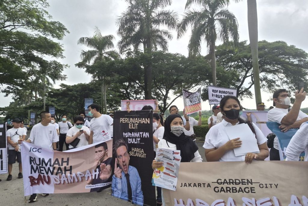 Jalan Rusak dan Bau Sampah, Warga JGC Suarakan Protes