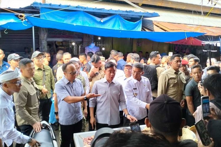 Wapres Gibran Tinjau Pasar Cikurubuk, Borong Combro