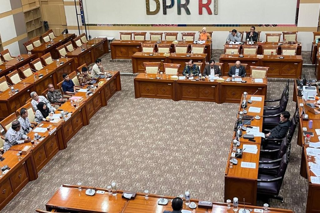 Guru Honorer Jambi Mengadu ke DPR Usai Jadi Tersangka Kasus Disiplin Siswa