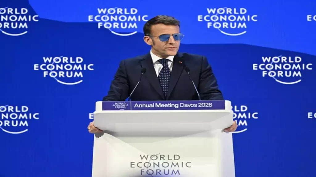 Trump Sindir Kacamata Hitam Macron di Forum Davos