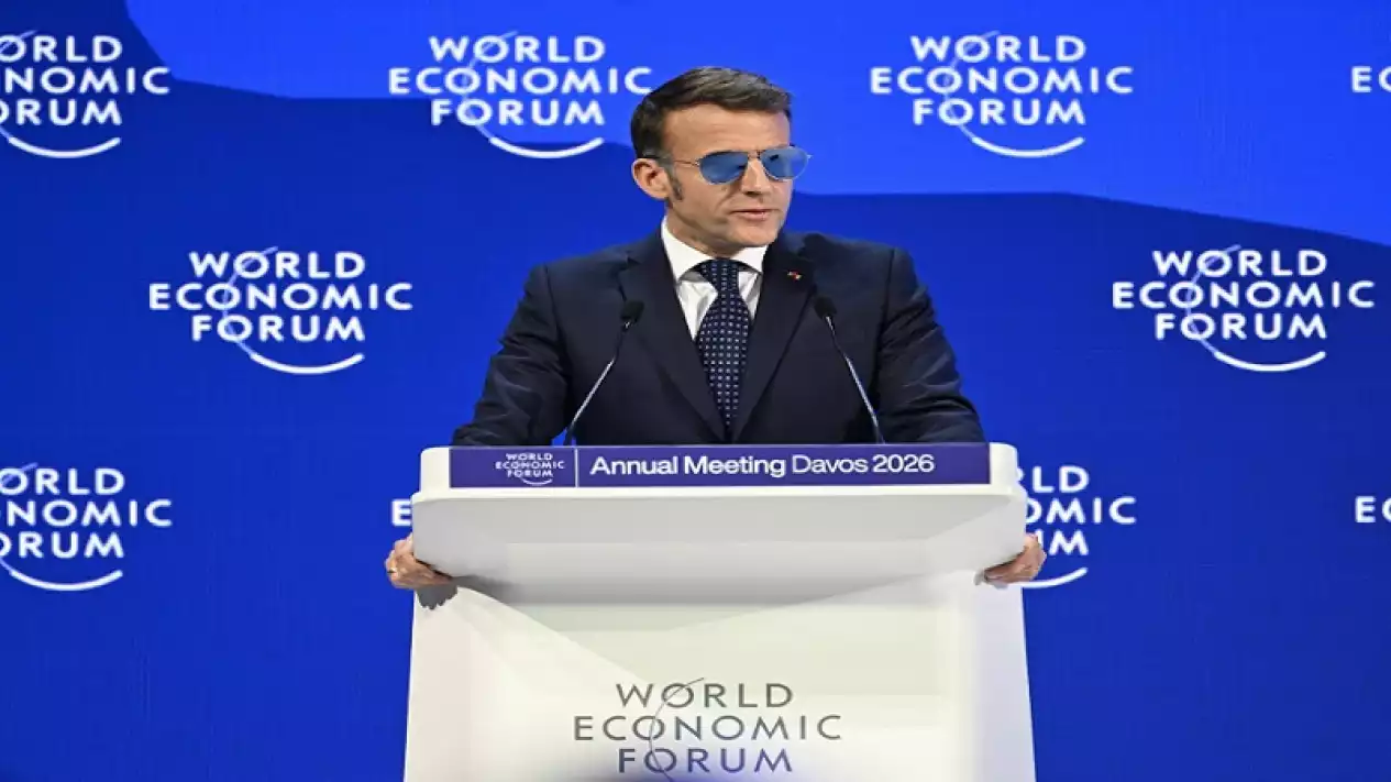 Trump Sindir Kacamata Hitam Macron di Forum Davos
