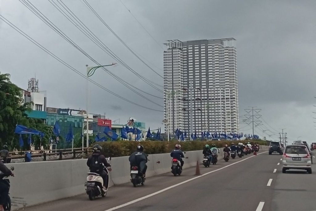 Banjir Tutup Jalan Arteri, Pengendara Motor Nekat Masuk Tol di Jakbar