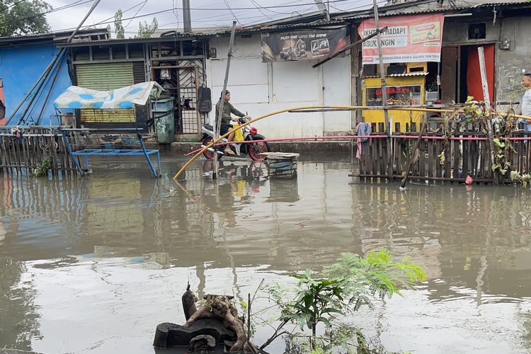 Kali Cakung Lama Meluap, Akses Permukiman di Cilincing Tergenang