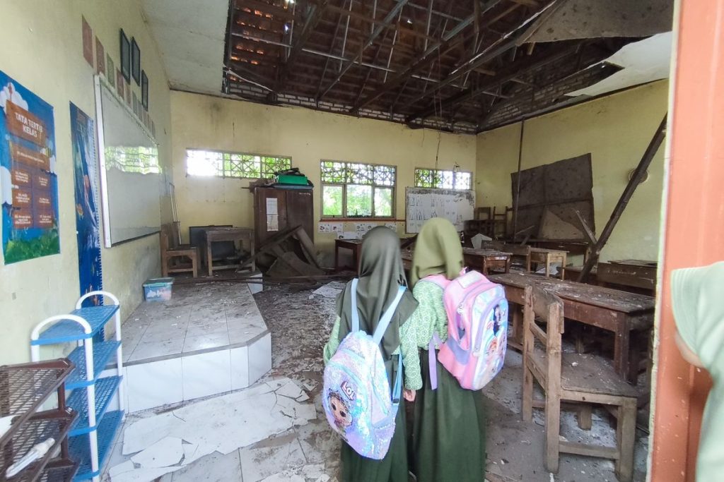 Plafon Kelas SDN Kramat 1 Bangkalan Ambruk Saat Jam Belajar
