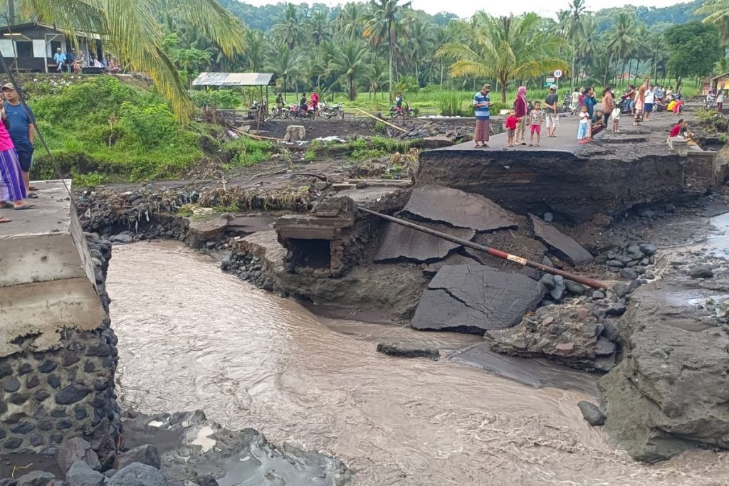 Banjir Lahar Semeru Putuskan Akses Pasirian–Tempursari