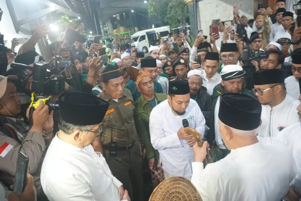 Ribuan Peserta Napak Tilas NU Tiba di Tebuireng Meski Diguyur Hujan