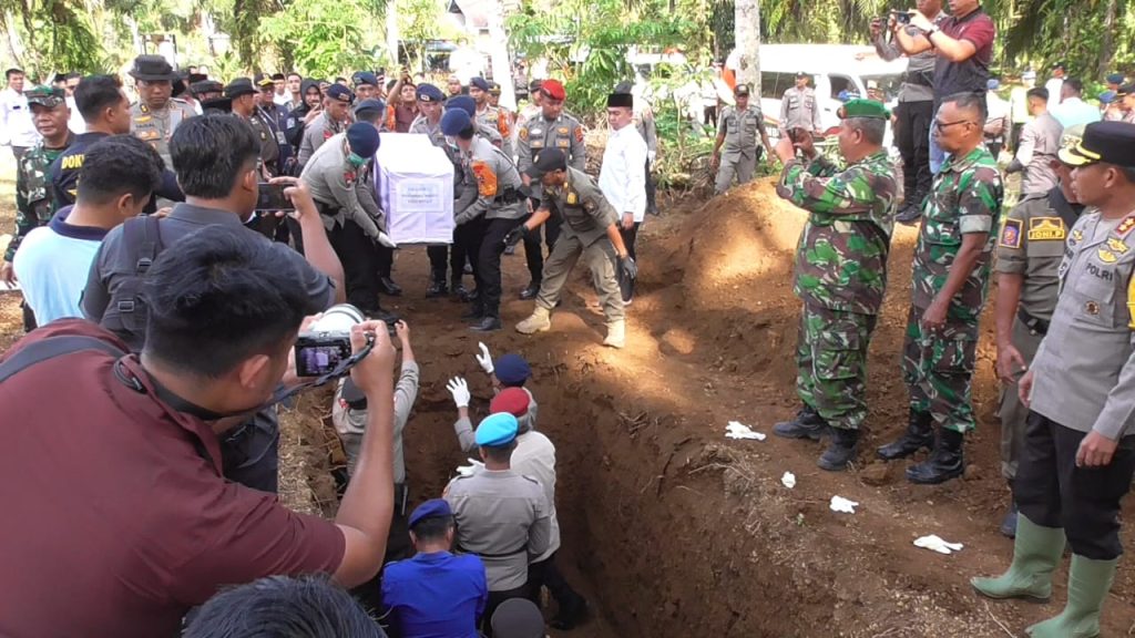 Enam Jenazah Korban Banjir Bandang Agam Dimakamkan Massal