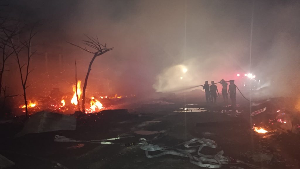 Belasan Kios Kuliner Mega Legenda Batam Terbakar